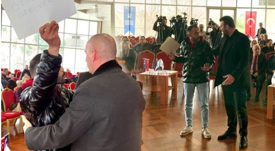 MUHTARLAR TOPLANTISINDA MUHTARI YAKA PAÇA DIŞARI ATTILAR!