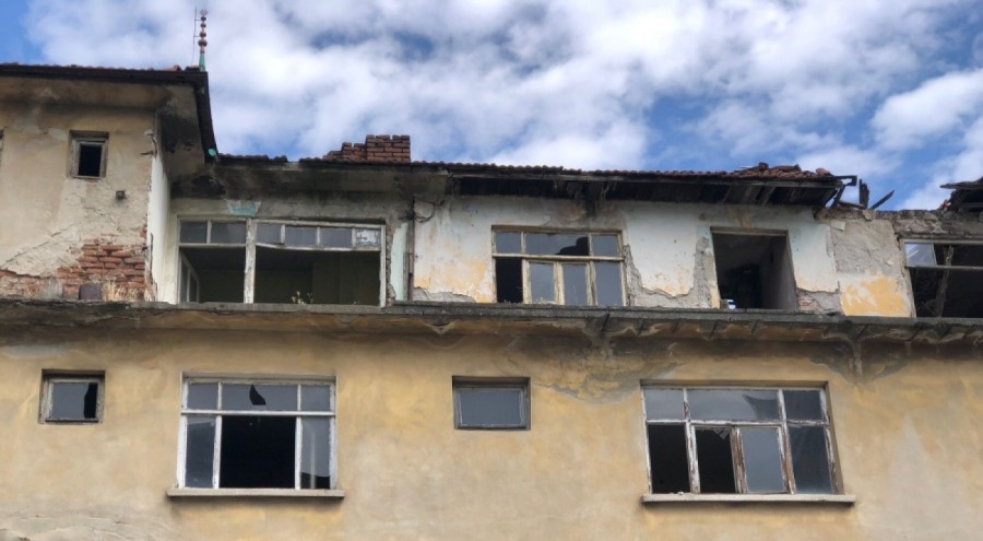 BURSA'DA MAHALLENİN UYKUSUNU KAÇIRAN BİNA!