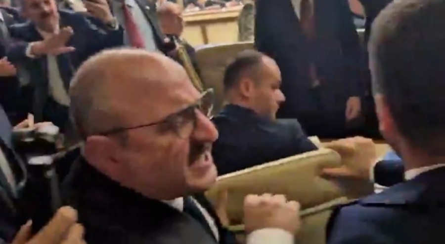 BURSALI VEKİLLER BİRBİRİNE GİRDİ! YUMRUKLAR HAVADA UÇUŞTU...
