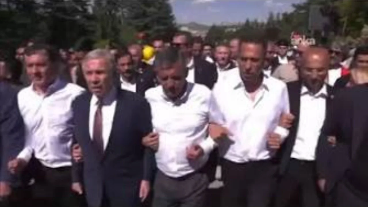 YAVAŞ SANKİ ZORLA GÖTÜRÜLÜYOR... FOTOĞRAFIN ANLAMINI SORGULADIK
