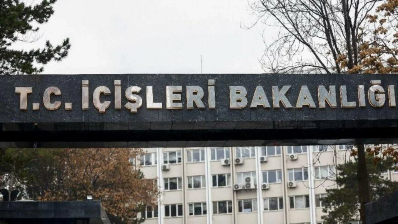 KIRMIZI BÜLTENLE VE ULUSAL SEVİYEDE ARANAN 90 SUÇLU TÜRKİYE'YE GETİRİLDİ