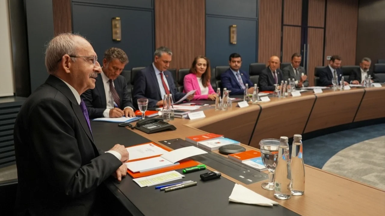 CHP MYK'DA KADER GÜNÜ: İHRAÇLAR, GÖREVDEN ALMALAR VE ATAMALAR... LİSTEDE KİMLER VAR?