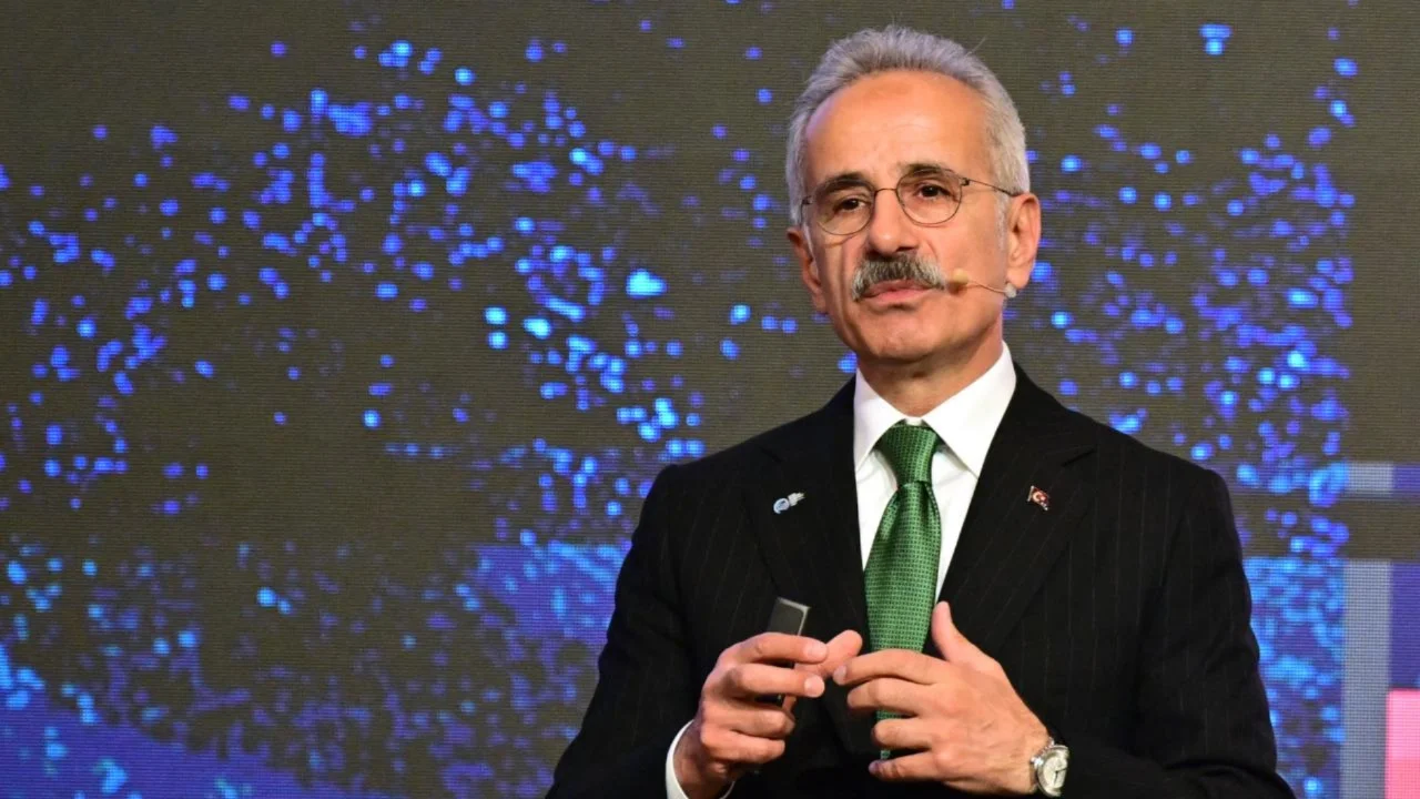BAKAN URALOĞLU'NDAN MÜJDE: SEYAHAT SÜRESİ 30 DAKİKAYA DÜŞÜYOR VE İLK YERLİ TREN GELİYOR