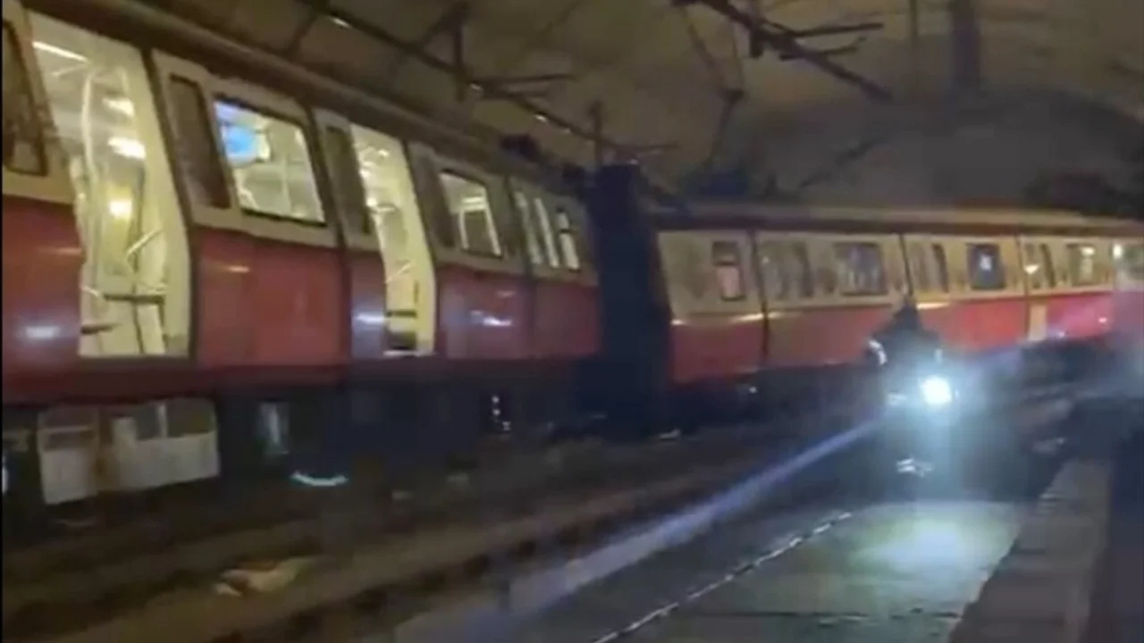 KADIKÖY-SABİHA GÖKÇEN METROSU RAYDAN ÇIKTI: 3 KİŞİ YARALANDI