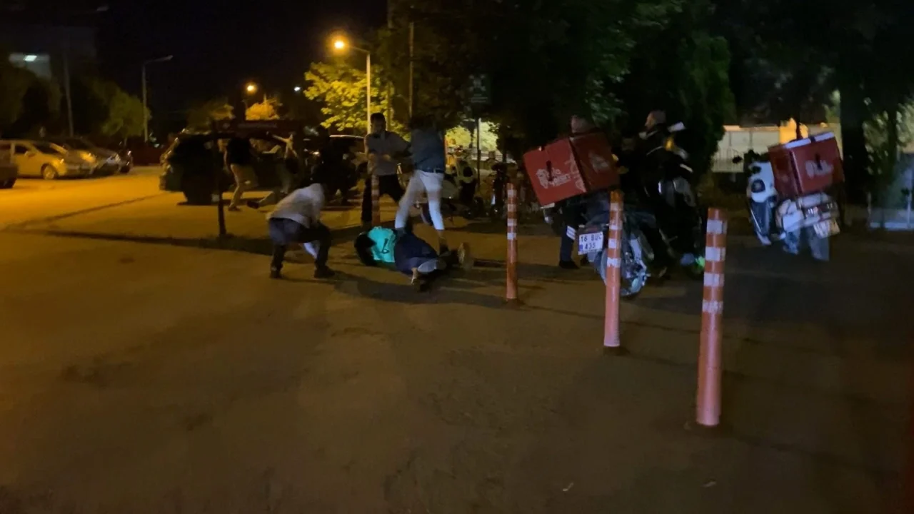 "SİPARİŞ GECİKTİ" KAVGASI: ESNAFLA MOTOKURYELER BİRBİRİNE GİRDİ