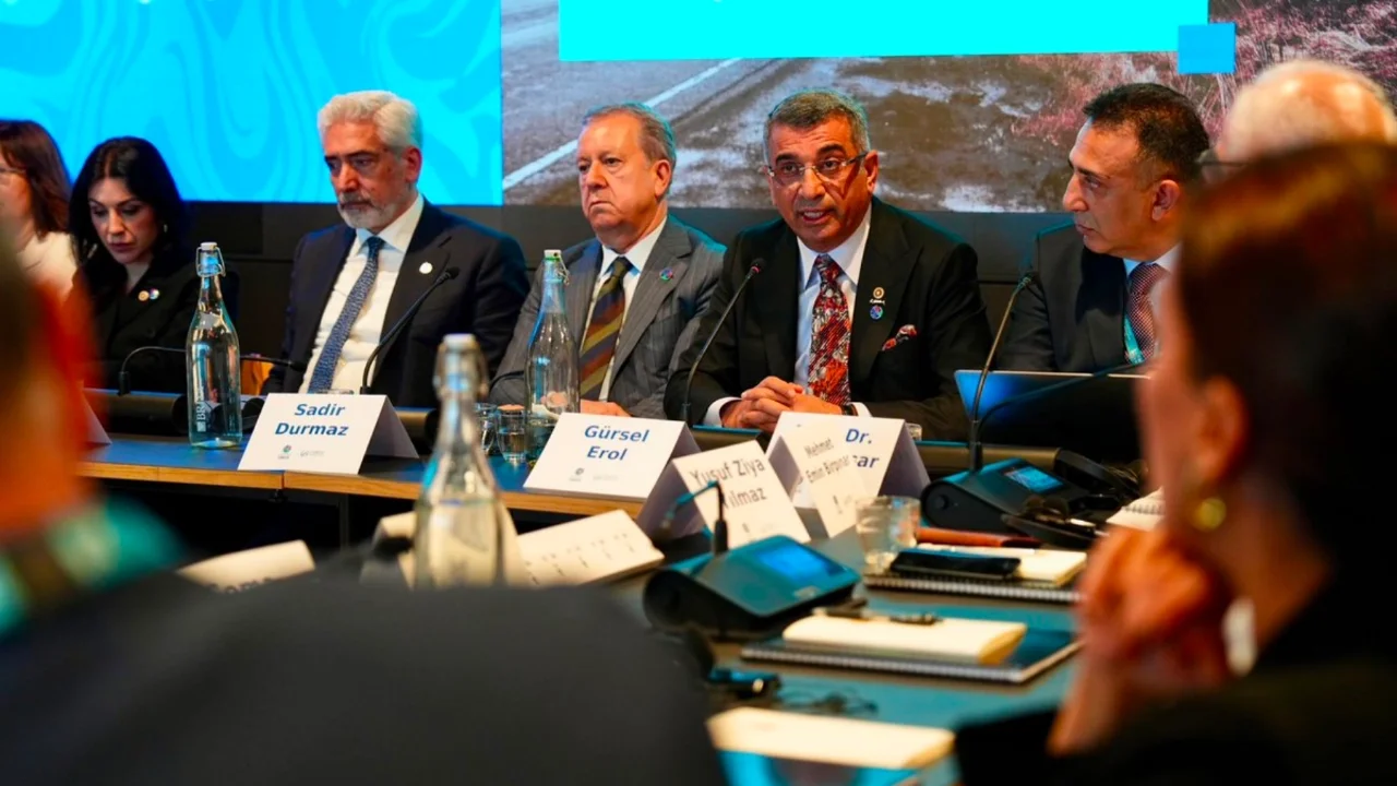 CHP'Lİ GÜRSEL EROL'DAN BAKAN MURAT KURUM'A LONDRA'DA ÖVGÜ: İKİ AY BOYUNCA DEPREM BÖLGESİNDEN AYRILMADI
