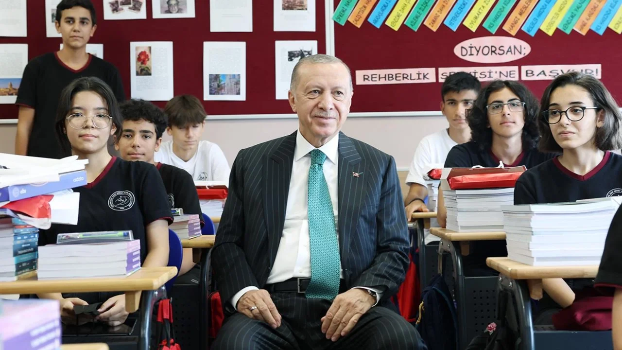 ERDOĞAN'DAN ÖĞRENCİLERE KARNE MESAJI: KEYİFLİ BİR YAZ TATİLİ DİLİYORUM
