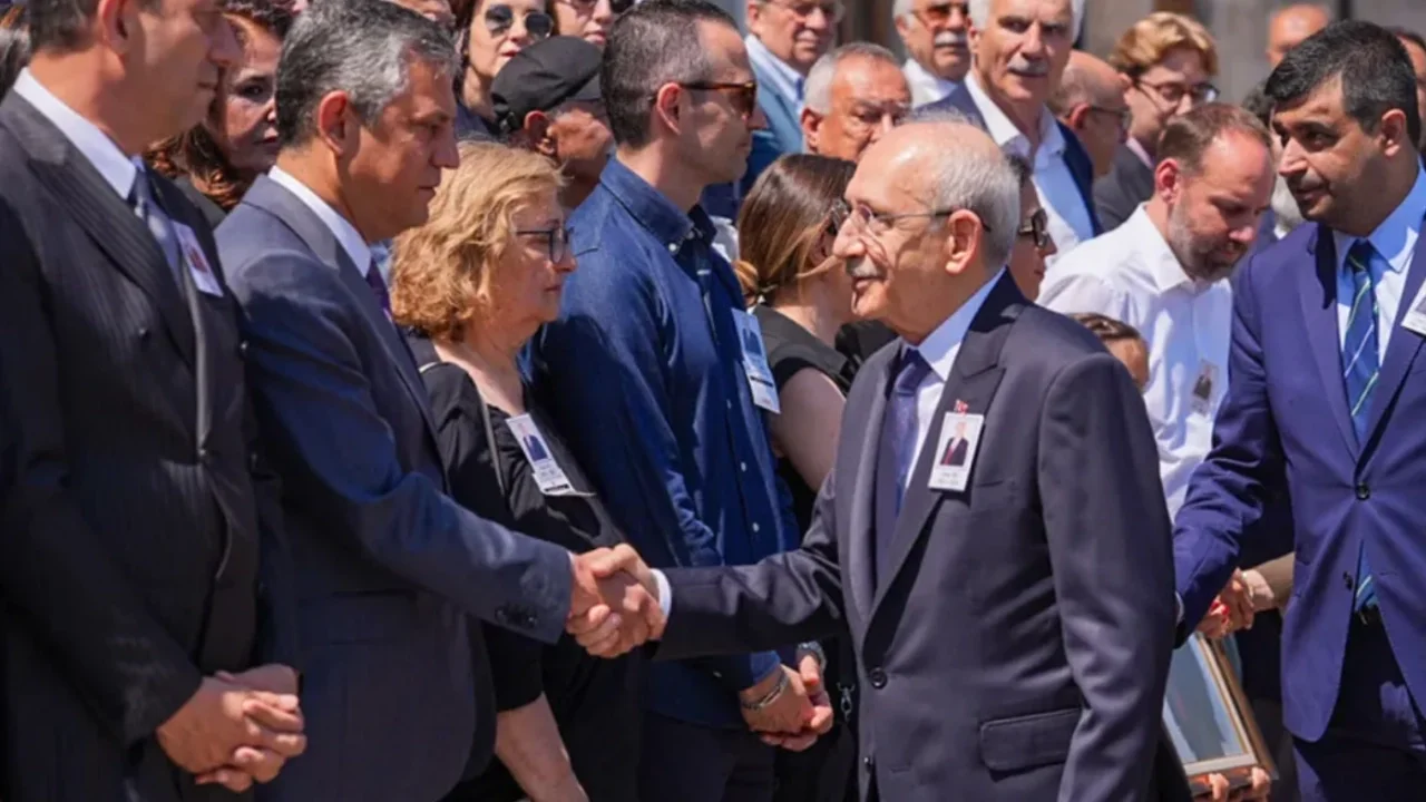 CHP'DE KAZAN KAYNIYOR! ÖZGÜR ÖZEL'İN YERİNE BAKIN HANGİ İSİM ATANIYOR...
