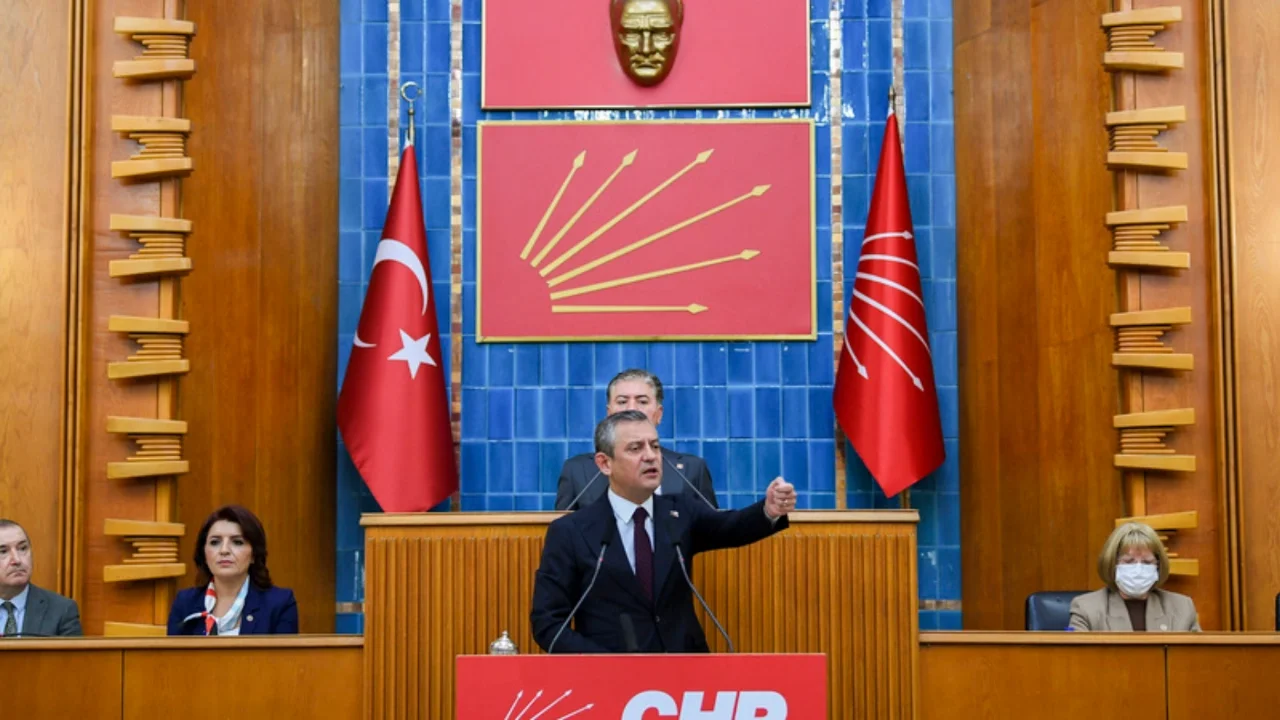ÖZGÜR ÖZEL GRUP TOPLANTISINDA İKTİDARI ELEŞTİRDİ: "GÜÇLÜ LİDER KARİKATÜRDEN TİTREMEZ"