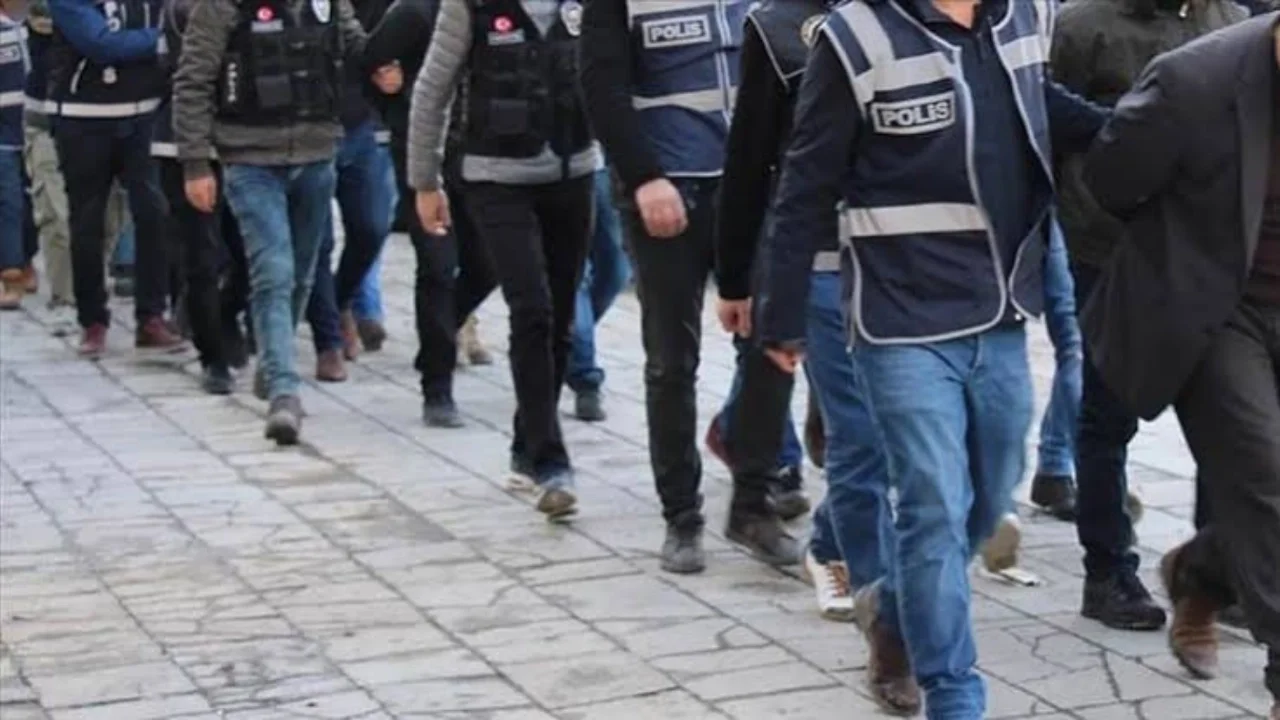 ÖNCE DOLANDIRDILAR SONRA TATLI İKRAM ETTİLER: 100 MİLYON LİRALIK VURGUN