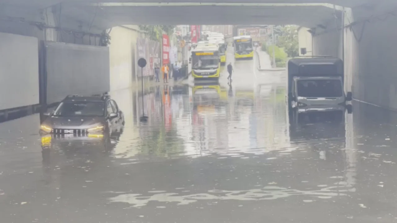 İSTANBUL'U "SÜPER HÜCRE" VURDU! YOLLAR GÖLE DÖNDÜ...