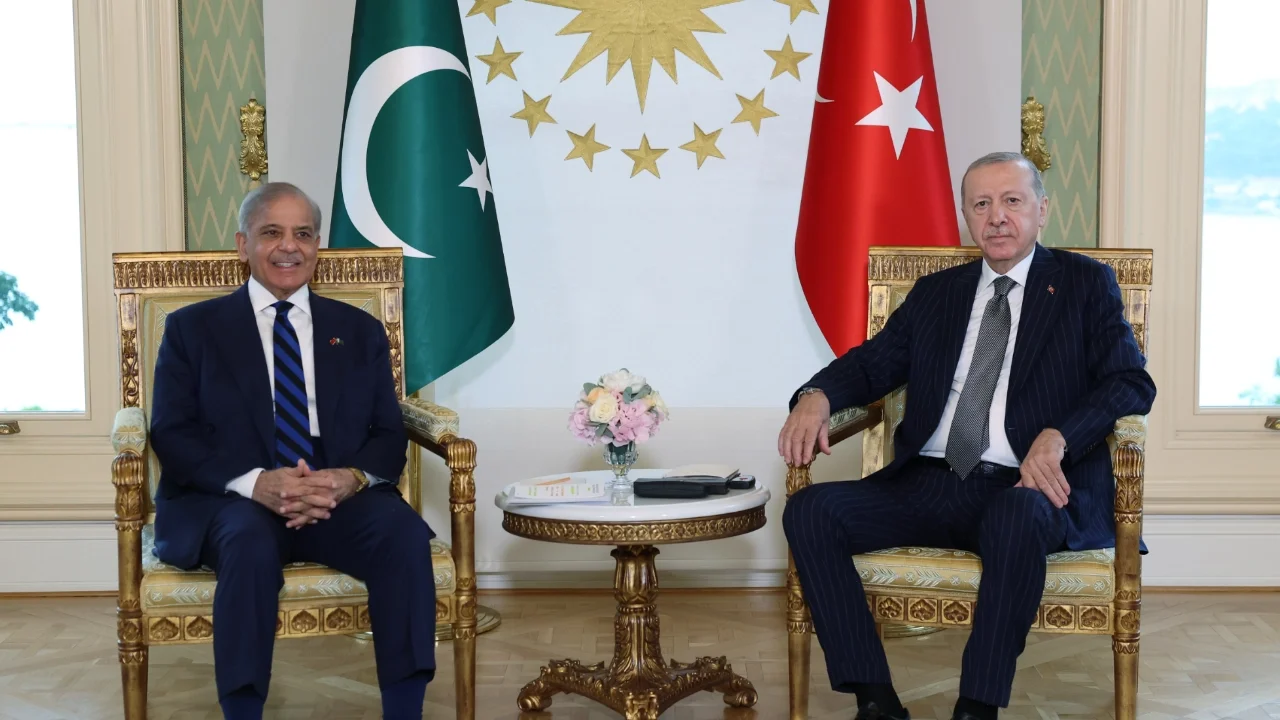 CUMHURBAŞKANI ERDOĞAN, PAKİSTAN BAŞBAKANI ŞAHBAZ ŞERİF'İ İSTANBUL'DA AĞIRLADI