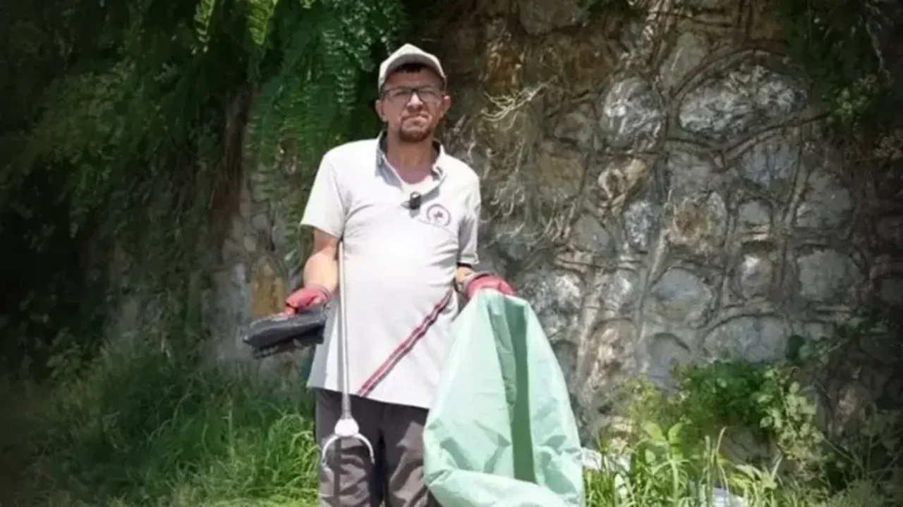 ÇÖP TOPLARKEN SERVET BULDU! 3,5 MİLYON LİRALIK ALTINI POLİSE TESLİM ETTİ