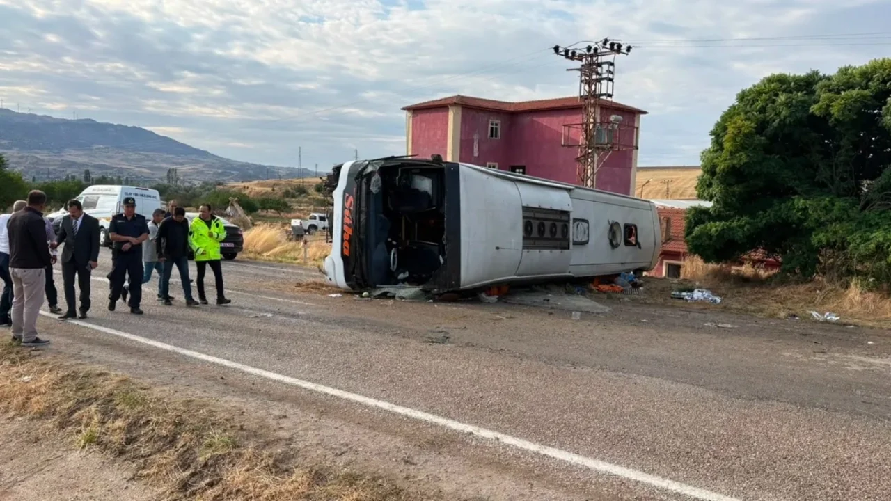 KIRIKKALE'DE YOLCU OTOBÜSÜ DEVRİLDİ: 1 ÖLÜ, 40 YARALI