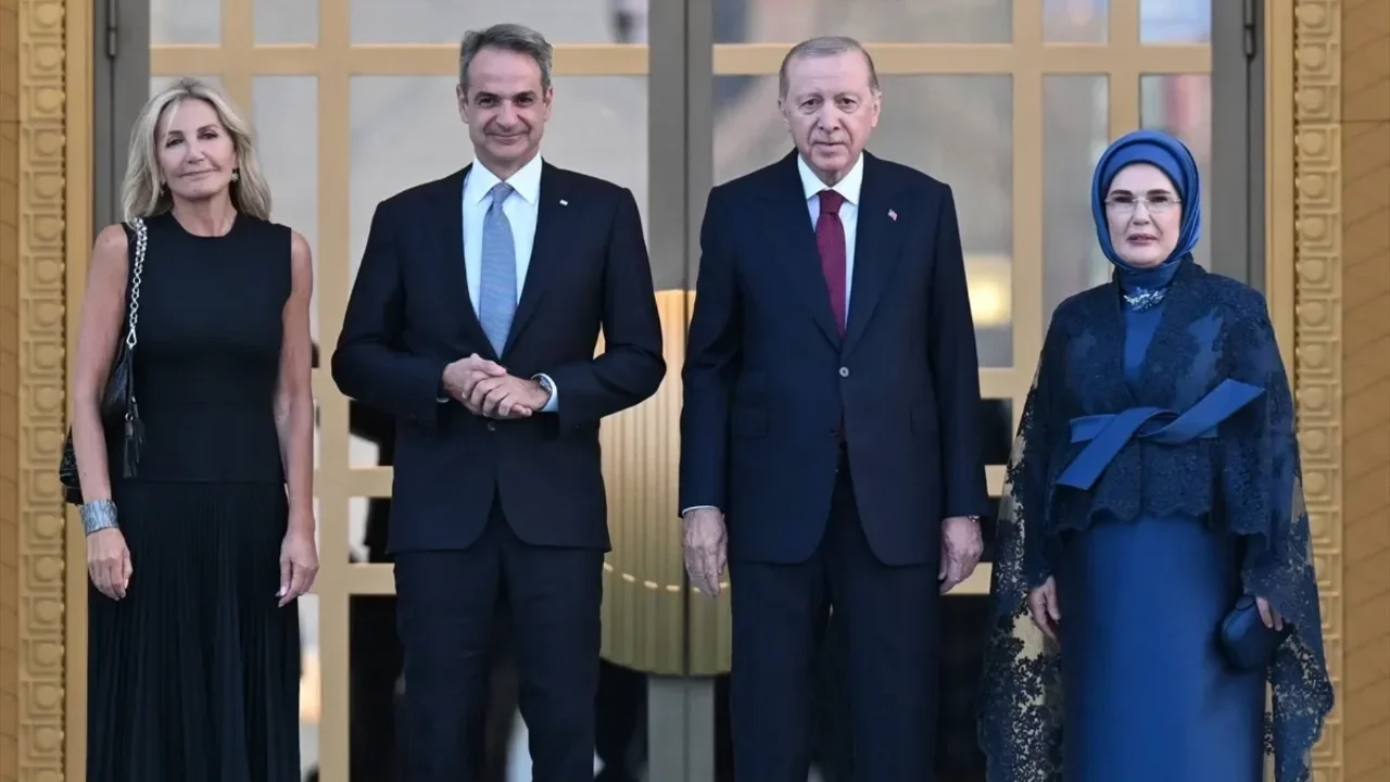 MEHTER MARŞI YUNANİSTAN BASINININ GÜNDEMİNDE: MİÇOTAKİS'E YAPILAN KARŞILAMA TÖRENİ GENİŞ YANKI UY...