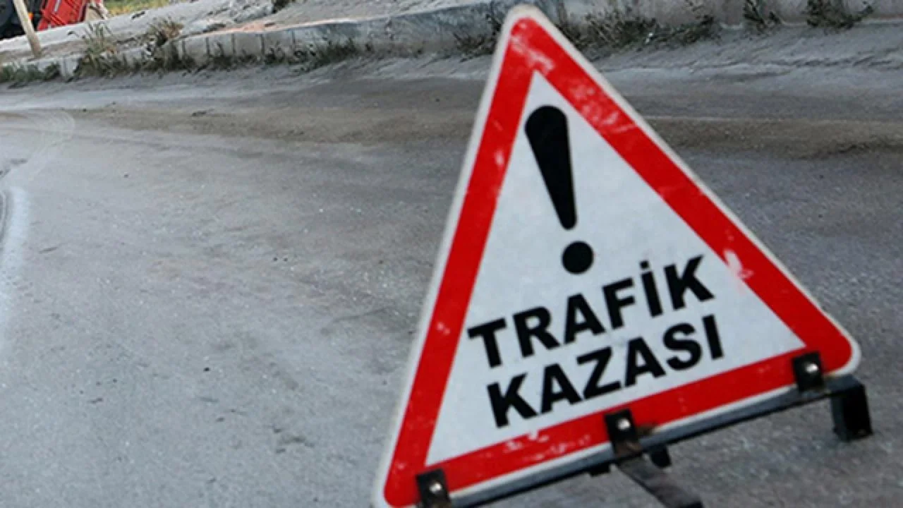 TEM'DE FECİ KAZA: YOLCU OTOBÜSÜ BARİYERLERE ÇARPTI, 15 YARALI