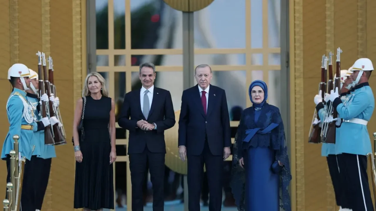 MİÇOTAKİS'TEN KÜSTAH AÇIKLAMA: "ÜLKEM TÜRKİYE TARAFINDAN SAVAŞ TEHDİDİ ALTINDA"