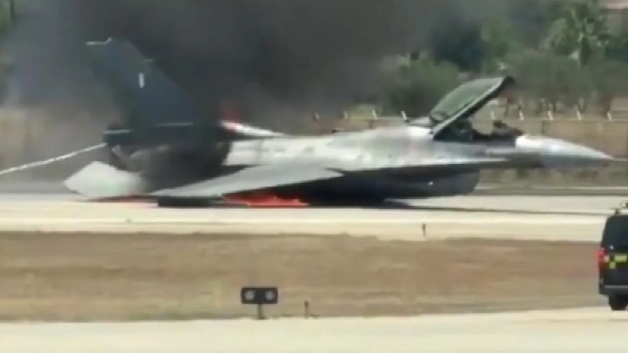 YUNANİSTAN'DA ACİL İNİŞ YAPAN F-16 SAVAŞ UÇAĞI ALEV ALDI