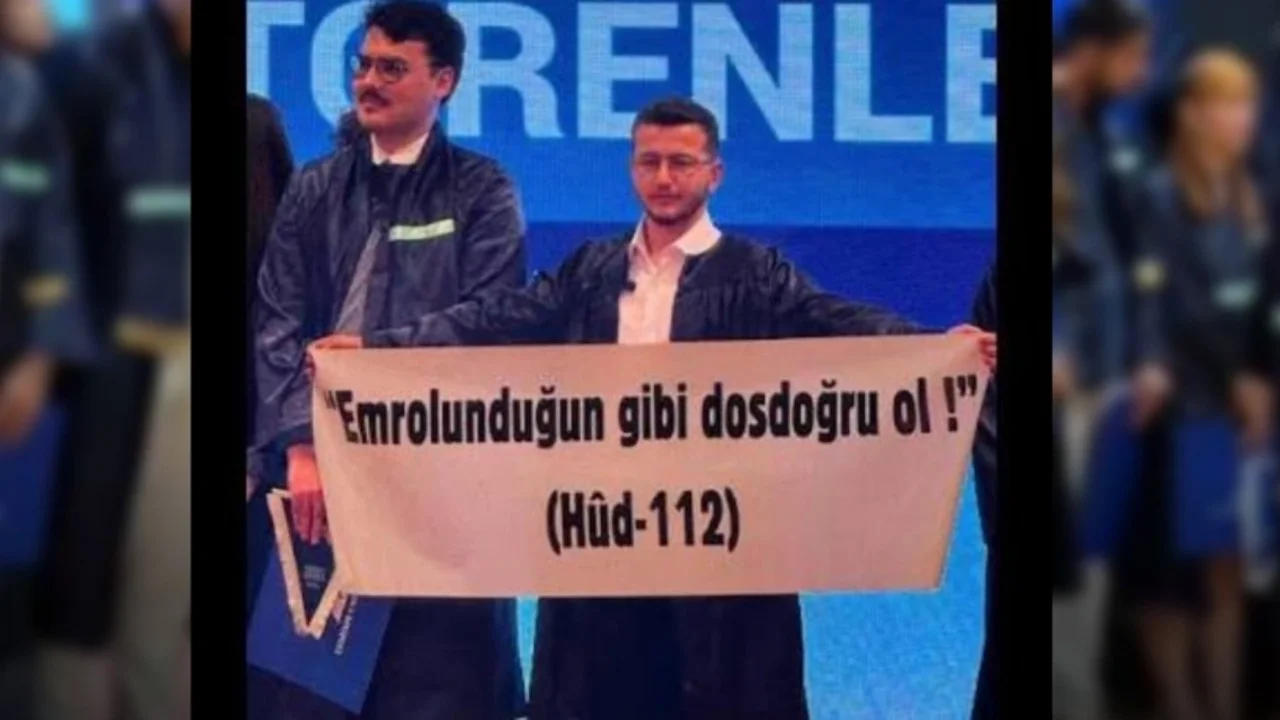YEDİTEPE ÜNİVERSİTESİ'NDE SKANDAL: AYET YAZAN PANKARTIN ÖNÜNÜ KAPATTILAR