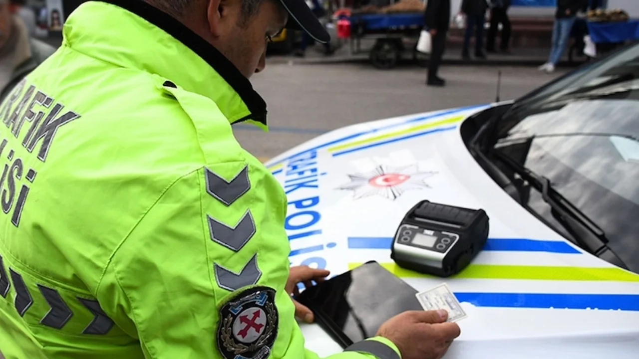 TRAFİKTE KAVGA PAHALIYA PATLADI: İKİ SÜRÜCÜYE 362 BİN LİRANIN ÜZERİNDE CEZA