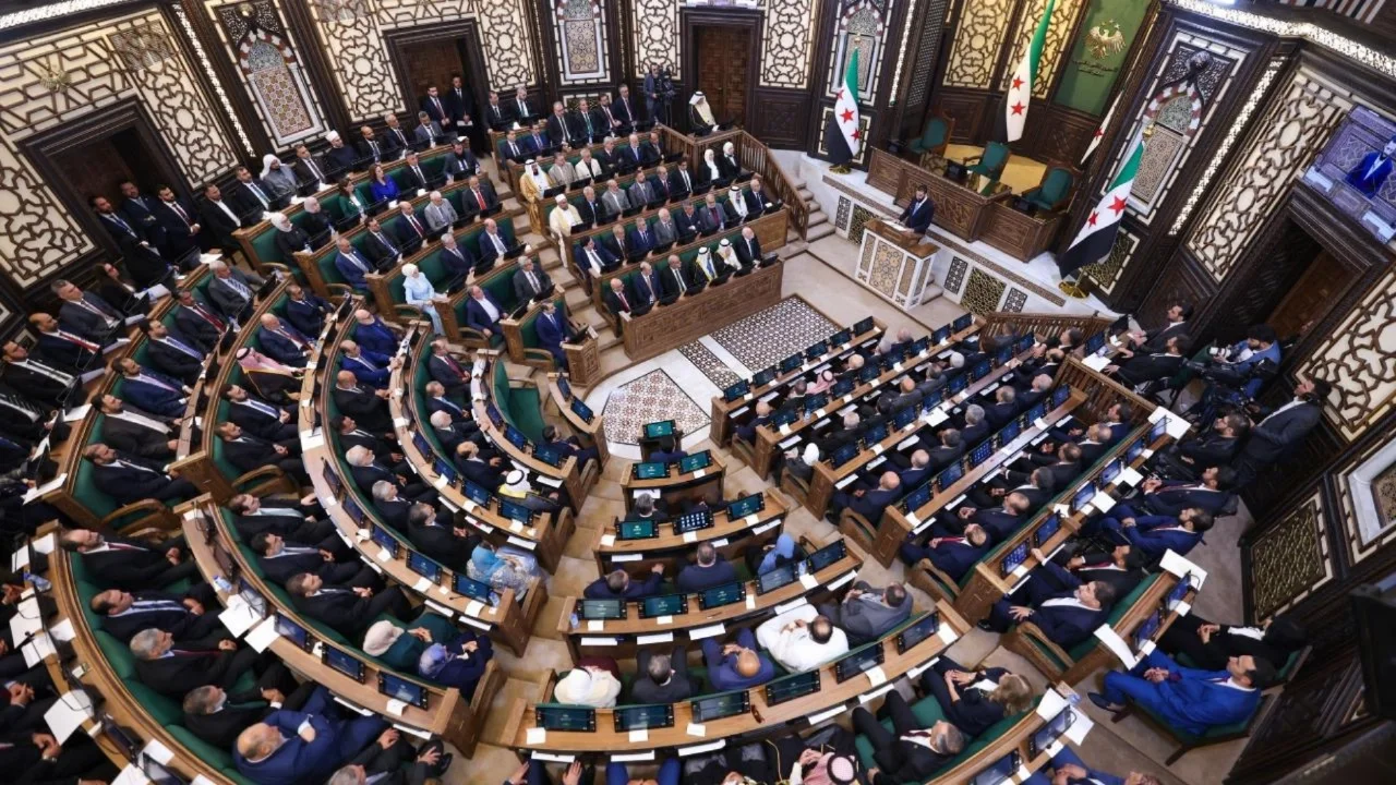 SURİYE MECLİSİ ESAD SONRASI İLK KEZ TOPLANDI: ŞARA'DAN BİRLİK VE REFORM MESAJI