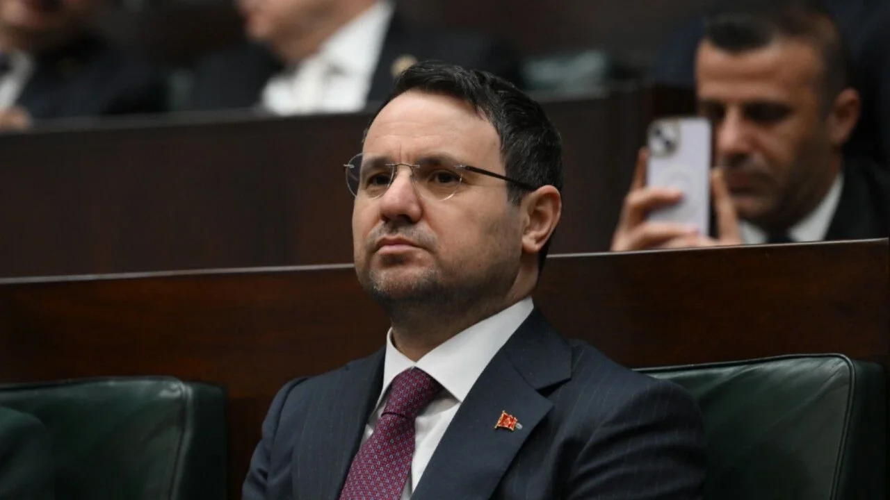 AHBAP TARTIŞILIRKEN AKIN GÜRLEK'TEN MANİDAR BAĞIŞ
