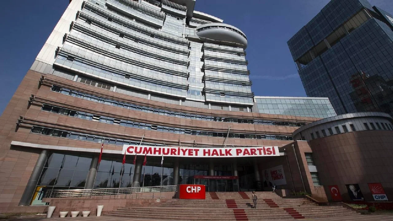 CHP'DE 4 İLÇE BAŞKANI DAHA GÖREVDEN ALINDI: YÖNETİMLER FESHEDİLDİ