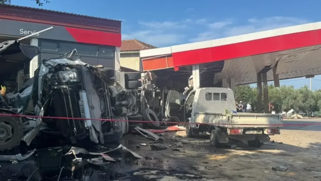 BURSA'DA BİR TIR AKARYAKIT İSTASYONUNA DALDI: ÖLÜ VE YARALILAR VAR