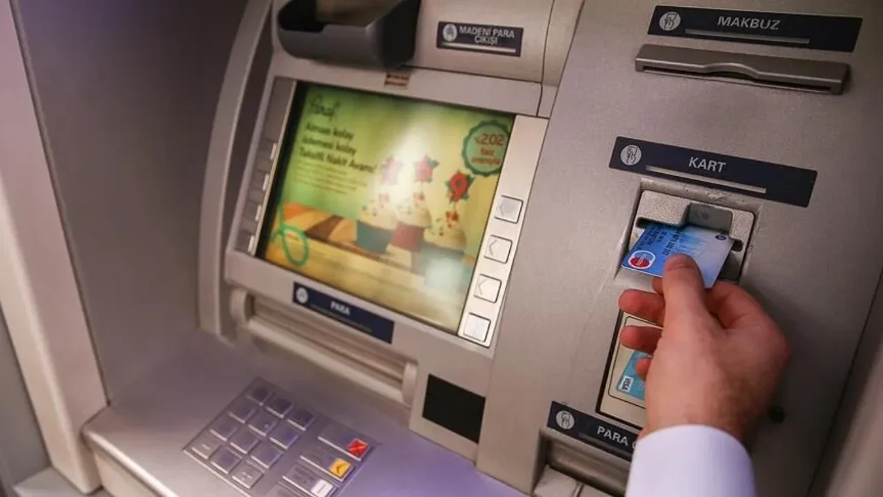 ATM'DE 30 SANİYEYİ GEÇEN YANDI! PARANIZDAN OLABİLİRSİNİZ