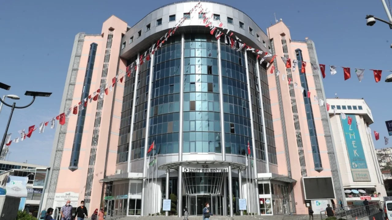 İZMİT BELEDİYESİ'NE YOLSUZLUK OPERASYONU: BAŞKAN FATMA KAPLAN HÜRRİYET VE EŞİ DAHİL 31 GÖZALTI