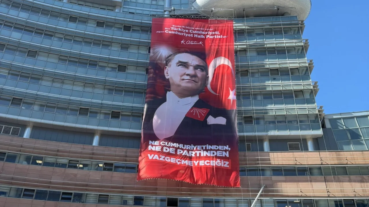 CHP GENEL MERKEZİ'NDE MANİDAR PANKART