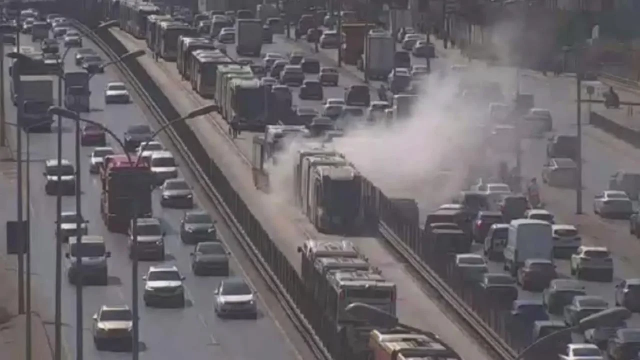 METROBÜSTE YANGIN PANİĞİ
