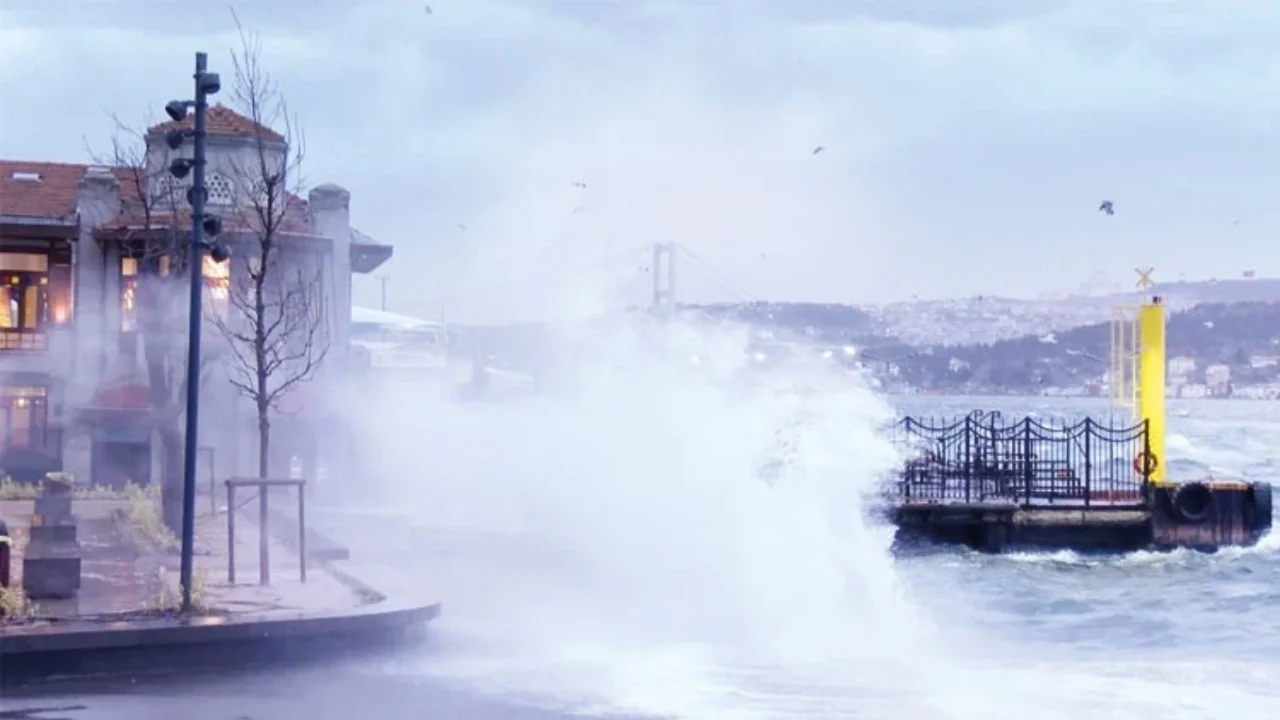 İSTANBUL'DA FIRTINA HAYATI FELÇ ETTİ: AĞAÇLAR DEVRİLDİ, ÇATILAR UÇTU