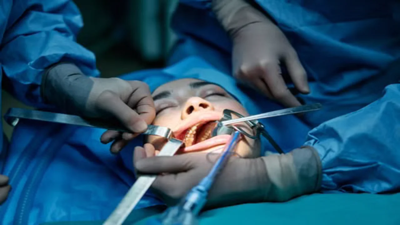 AYAK BİLEĞİ SAKATLANAN HASTANIN YANLIŞLIKLA YİRMİLİK DİŞLERİ ÇEKİLDİ