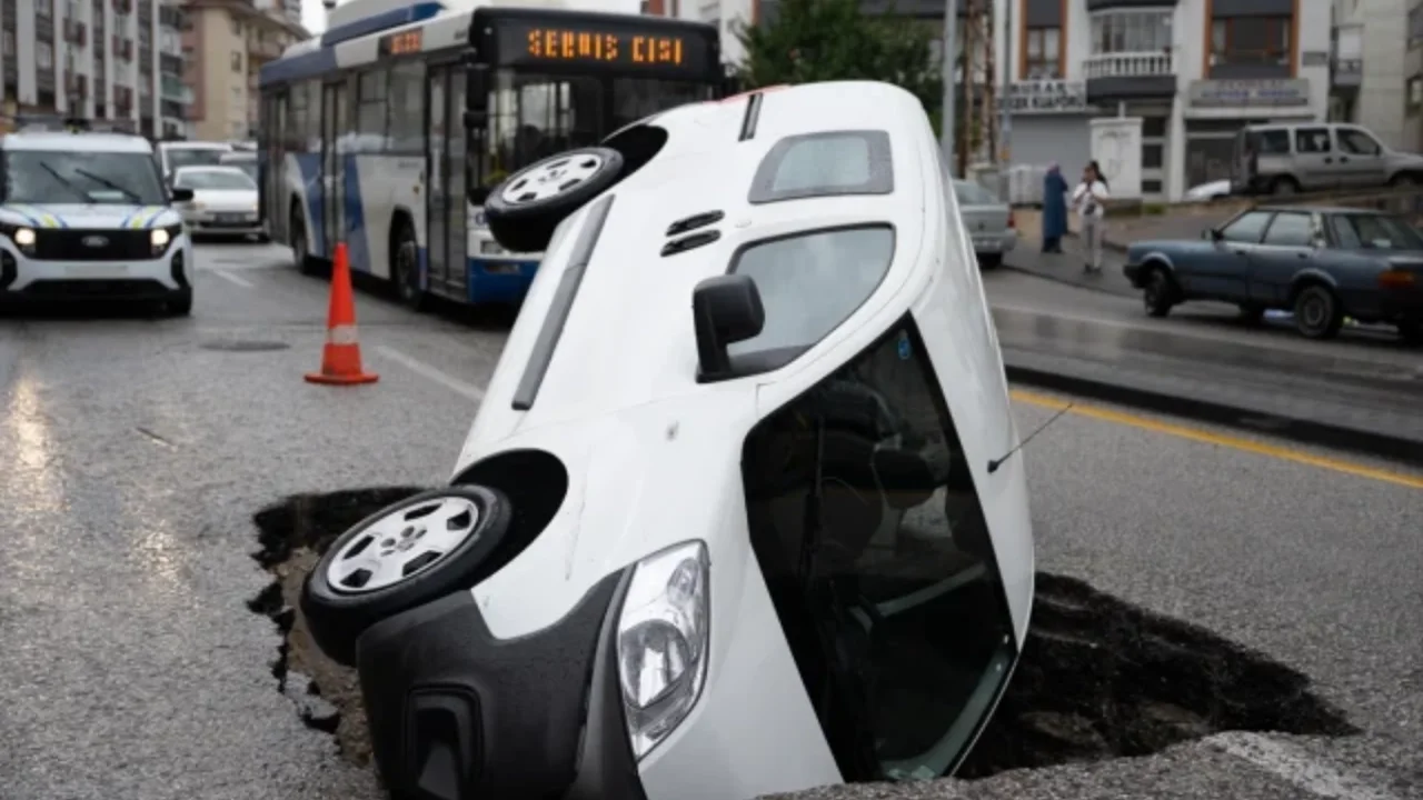 ANKARA FELÇ OLDU! YOL ÇÖKTÜ, ARAÇ ÇUKURA DÜŞTÜ