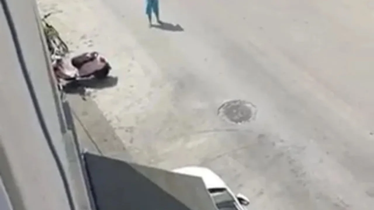 YARI ÇIPLAK HALDE SOKAĞA ÇIKTI, SONRA CANINA KIYDI
