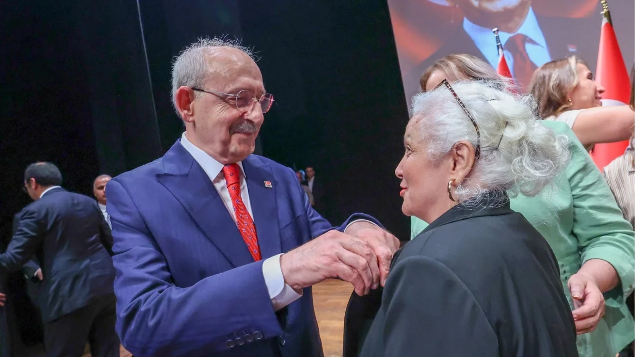 KILIÇDAROĞLU, YENİ ÜYELERE ROZET TAKTI:  "CHP BÜYÜK ÖLÇÜDE ARINDI"
